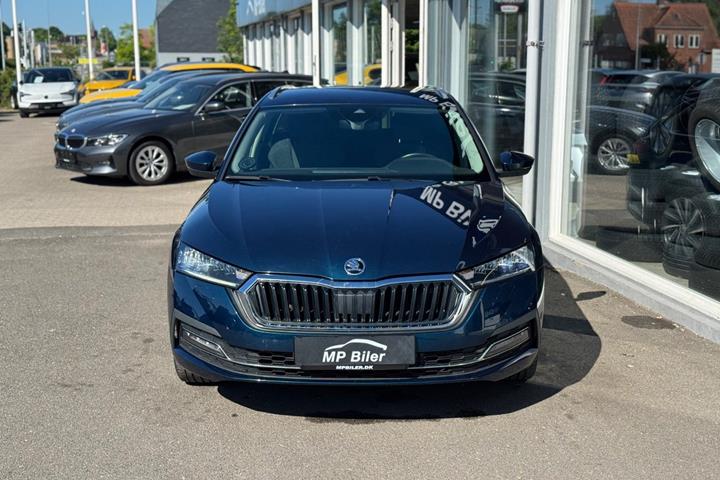 Blå Skoda Octavia fra 2021