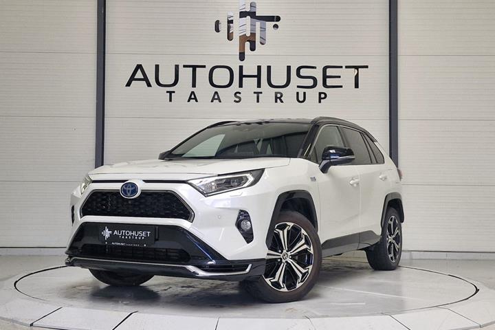 Hvid Toyota RAV4 fra 2021 set udefra