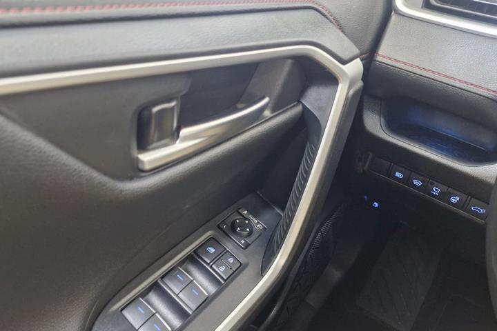 Hvid Toyota RAV4 fra 2021