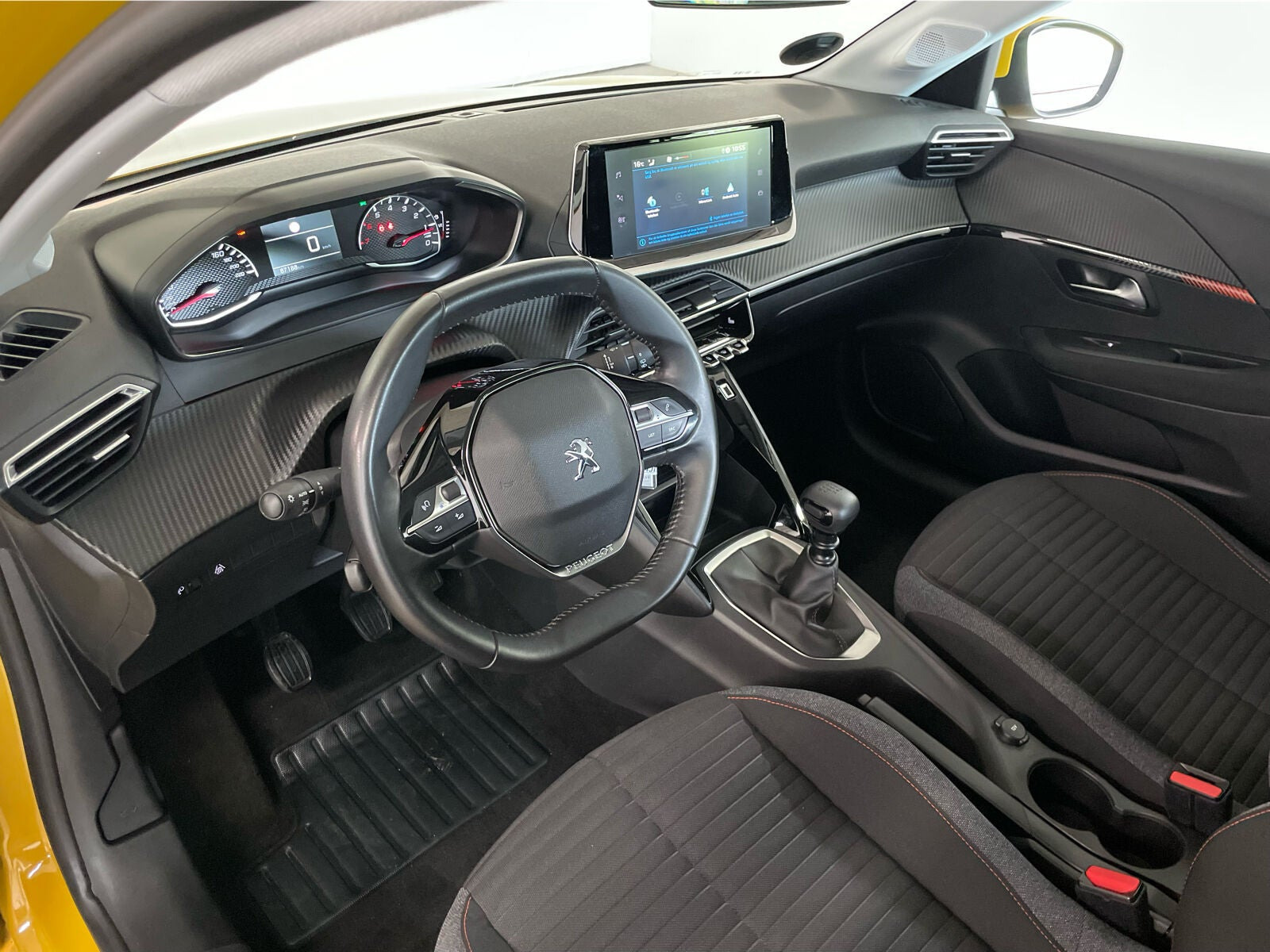 Gul Peugeot 208 fra 2020