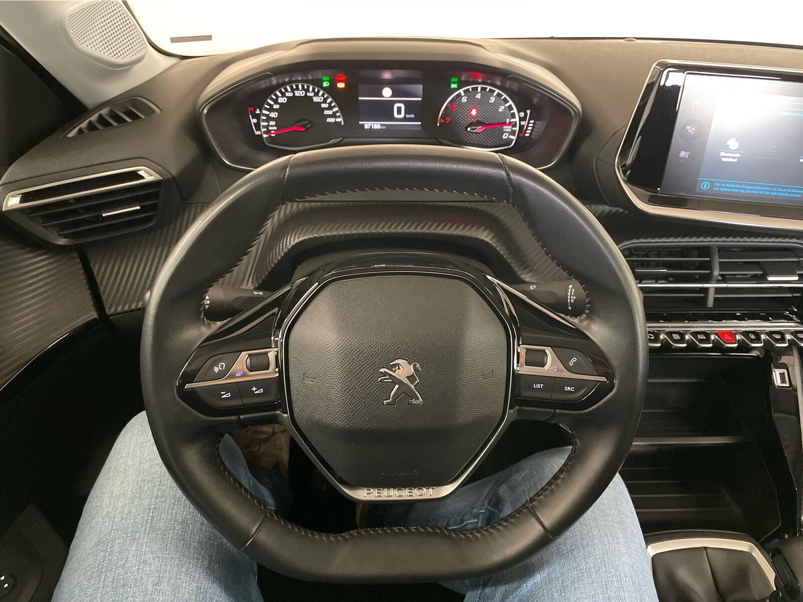Gul Peugeot 208 fra 2020