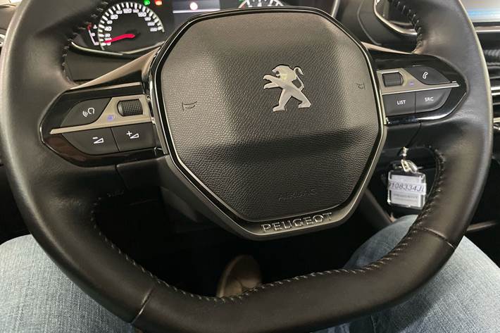Gul Peugeot 208 fra 2020