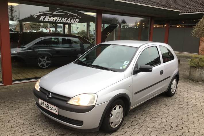 Sølv Opel Corsa fra 2002