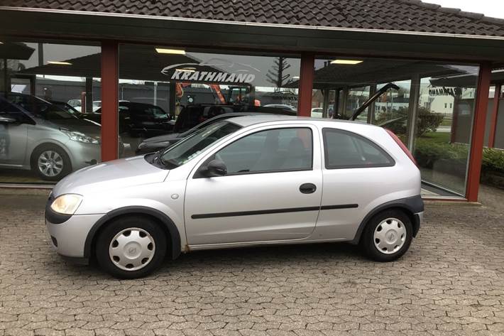 Sølv Opel Corsa fra 2002