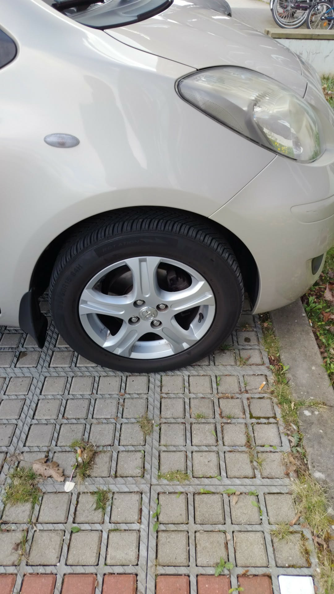Beige Toyota Yaris fra 2011