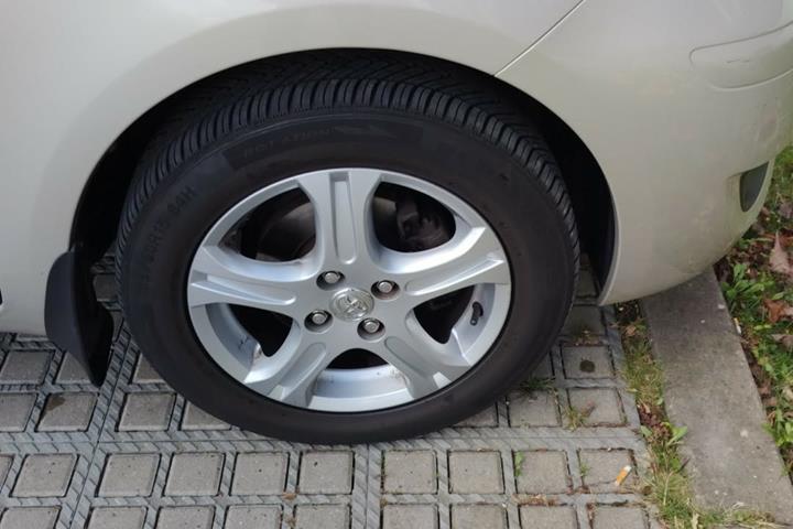 Beige Toyota Yaris fra 2011