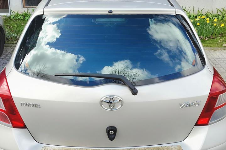 Beige Toyota Yaris fra 2011