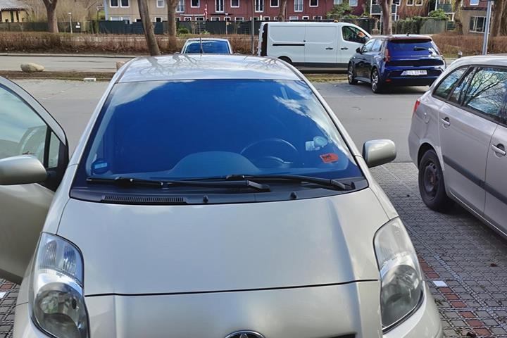 Beige Toyota Yaris fra 2011