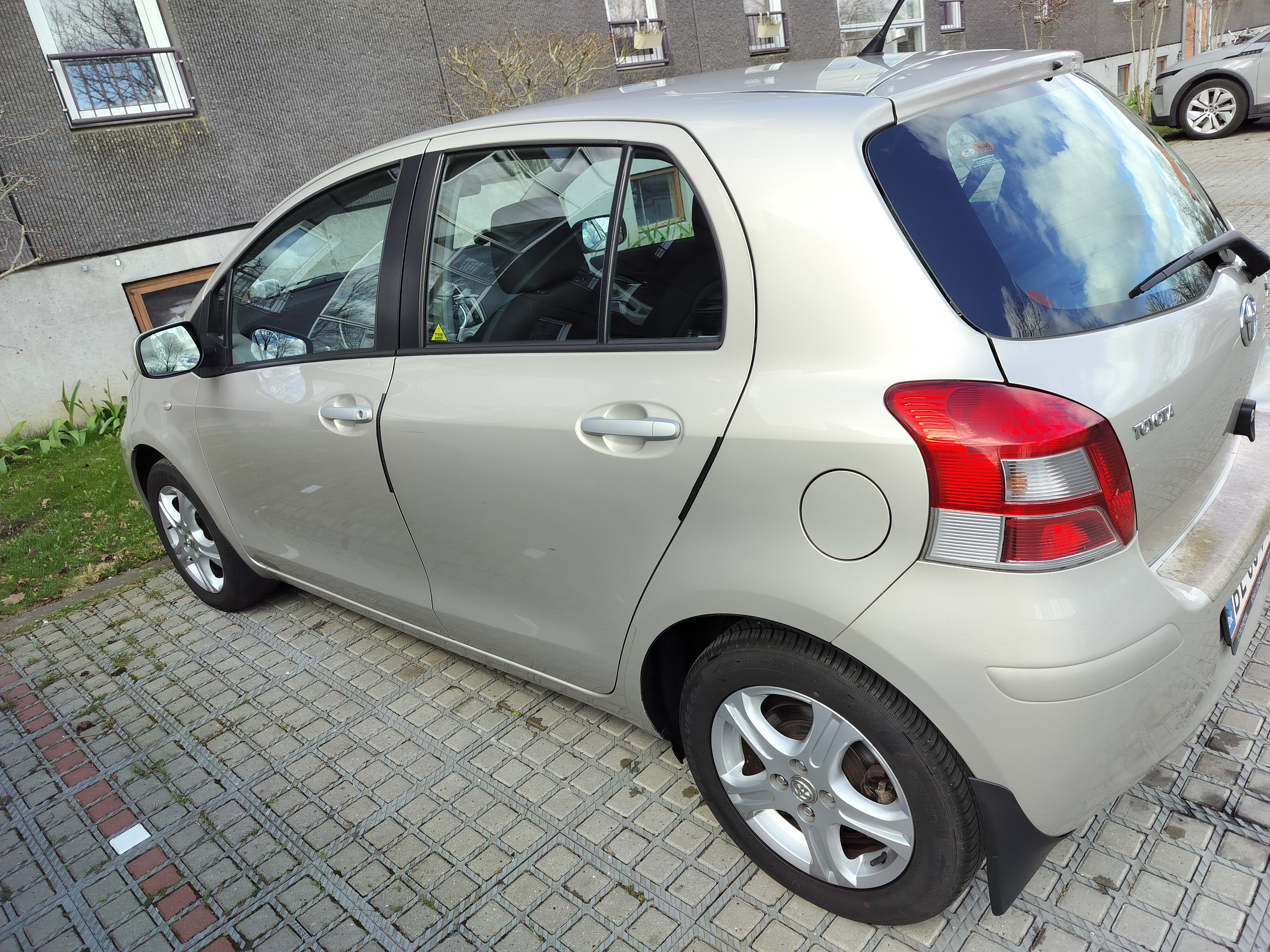 Beige Toyota Yaris fra 2011