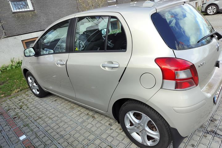 Beige Toyota Yaris fra 2011