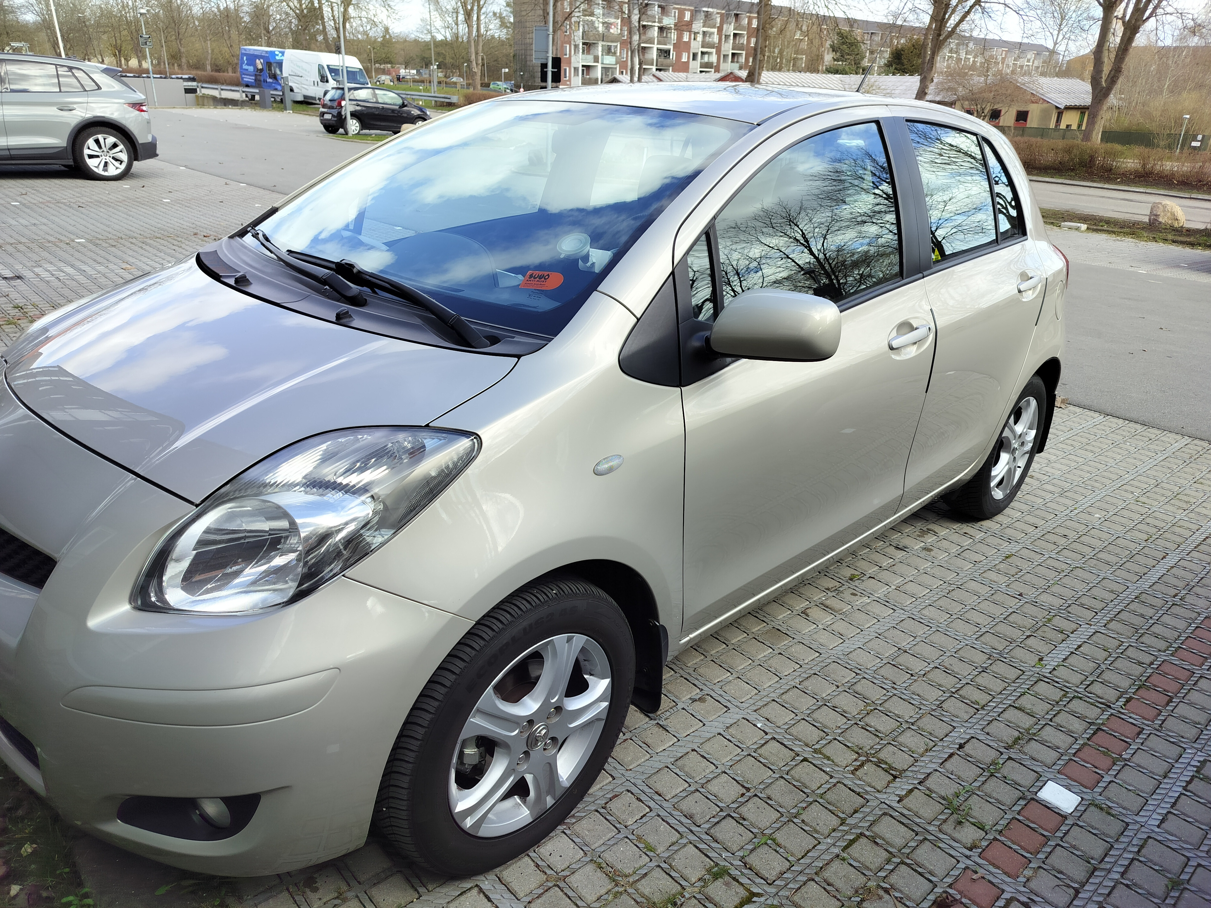Beige Toyota Yaris fra 2011
