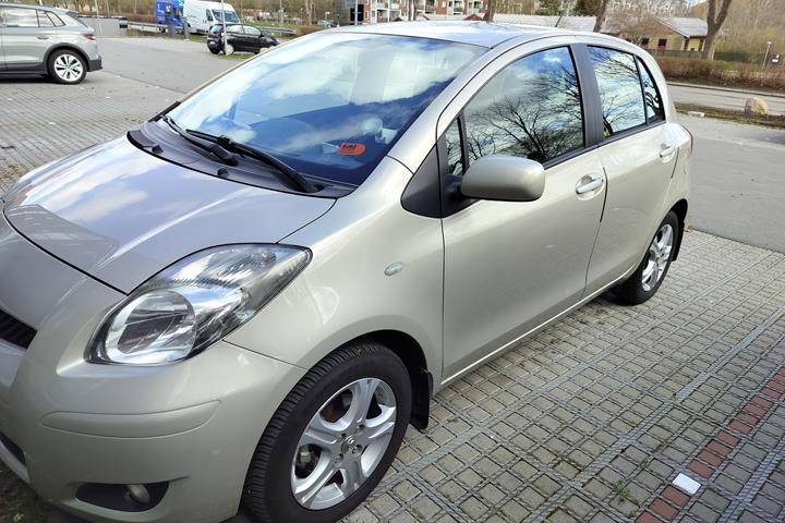 Beige Toyota Yaris fra 2011