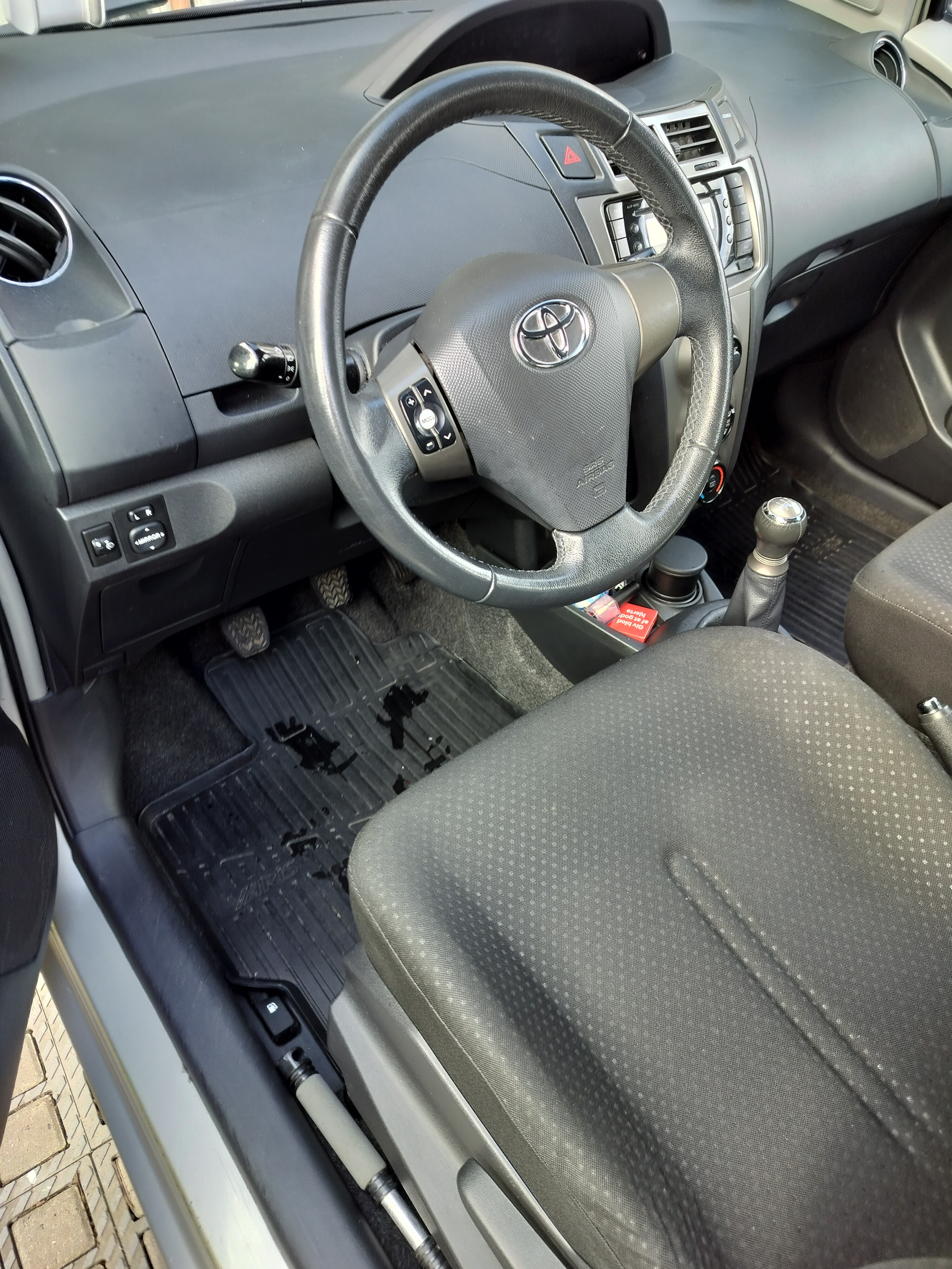 Beige Toyota Yaris fra 2011