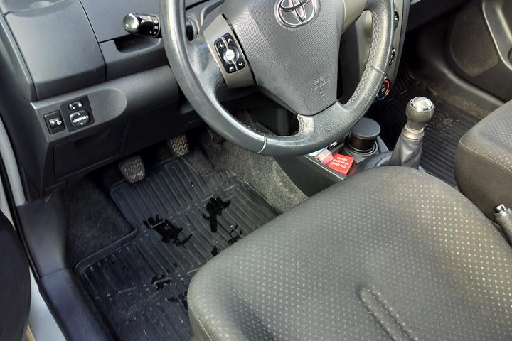 Beige Toyota Yaris fra 2011