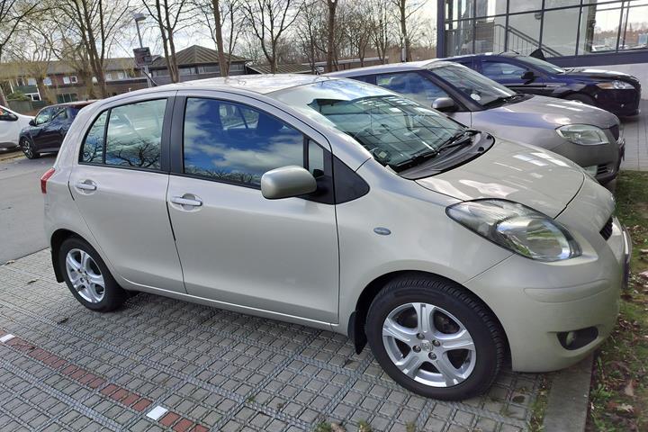 Beige Toyota Yaris fra 2011