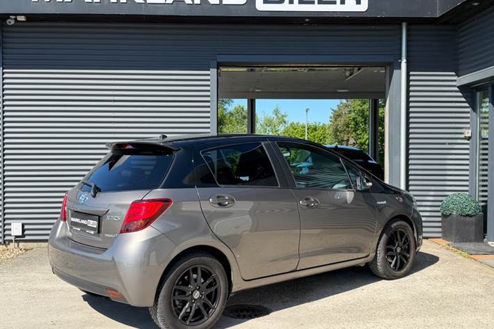 Grå Toyota Yaris fra 2017