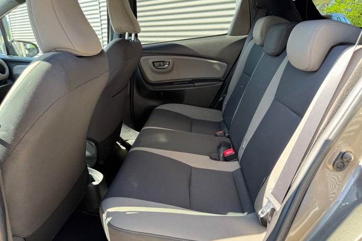 Grå Toyota Yaris fra 2017
