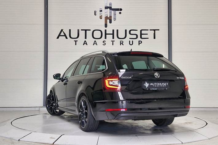 Sort Skoda Octavia fra 2019
