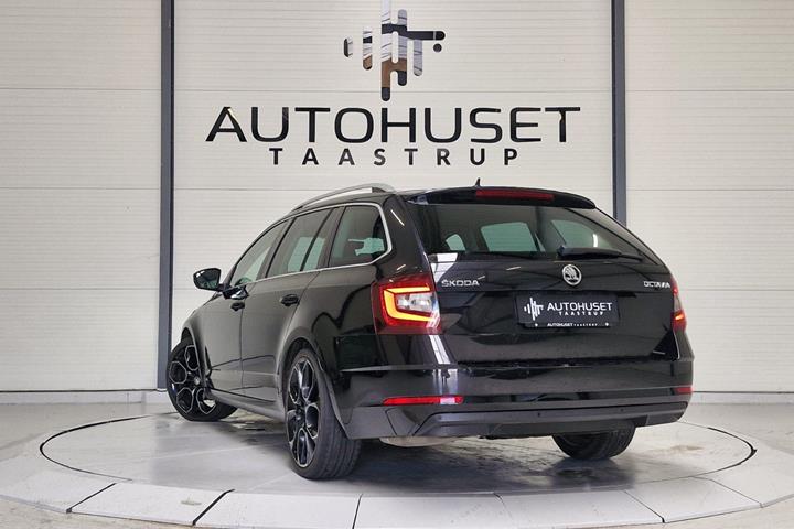 Sort Skoda Octavia fra 2019