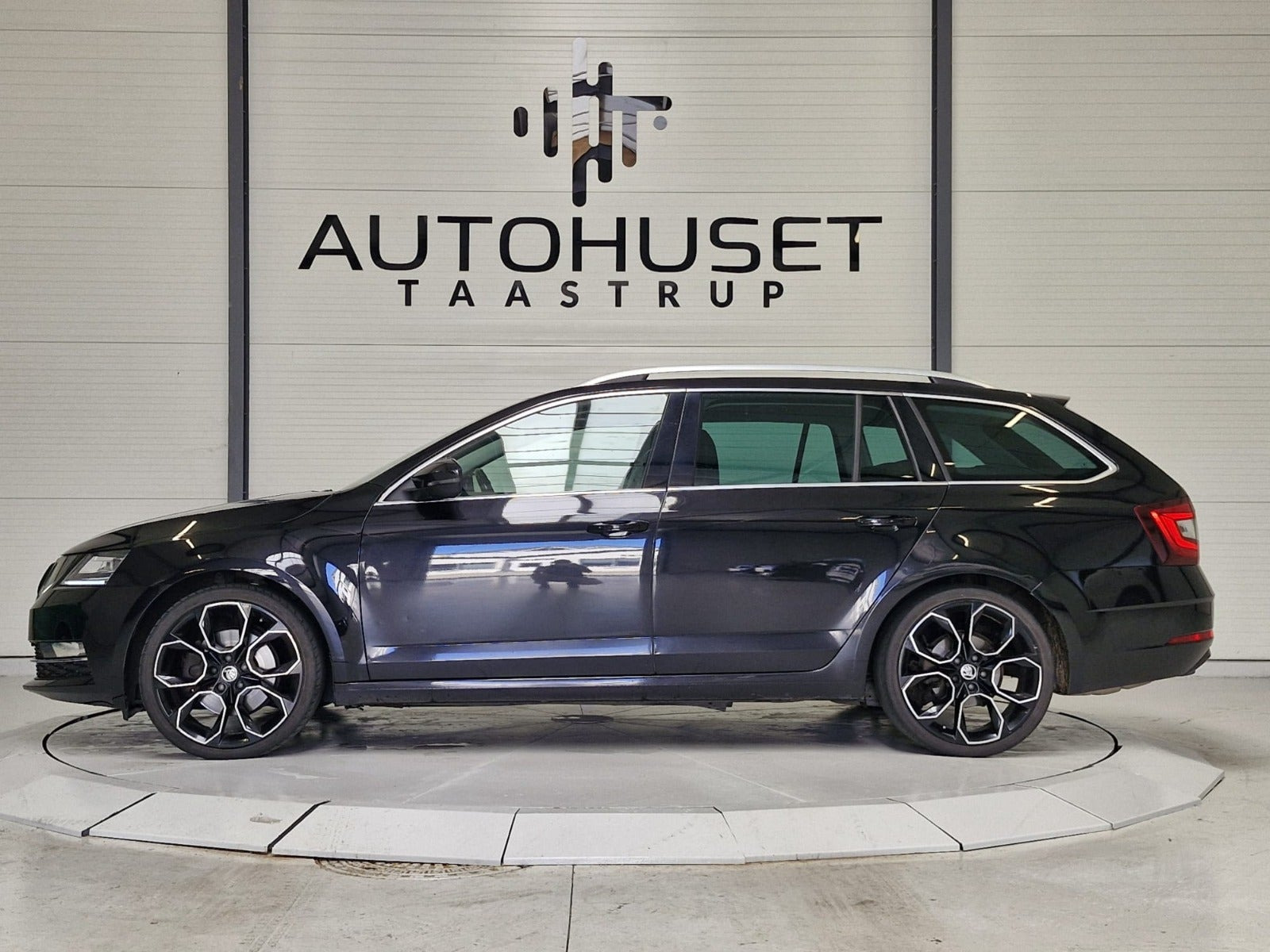 Sort Skoda Octavia fra 2019