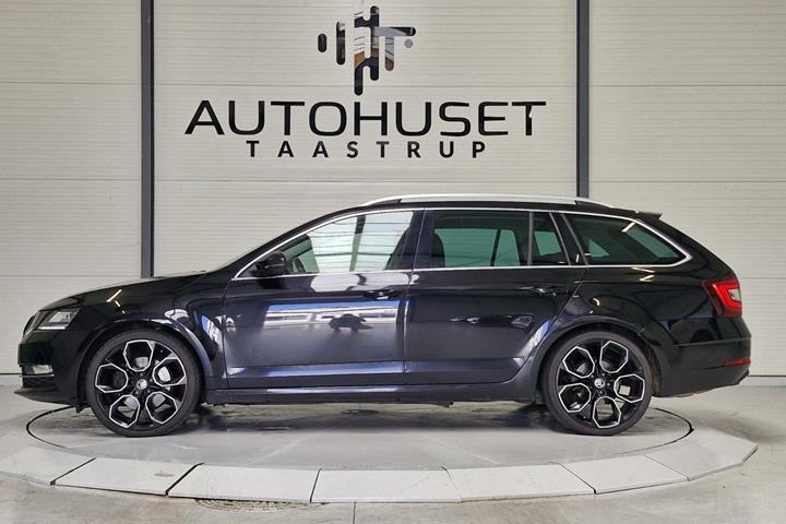 Sort Skoda Octavia fra 2019