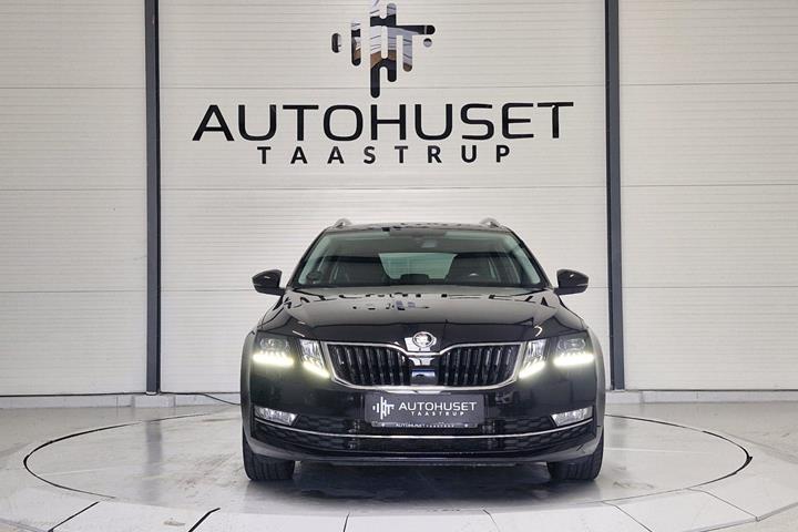 Sort Skoda Octavia fra 2019