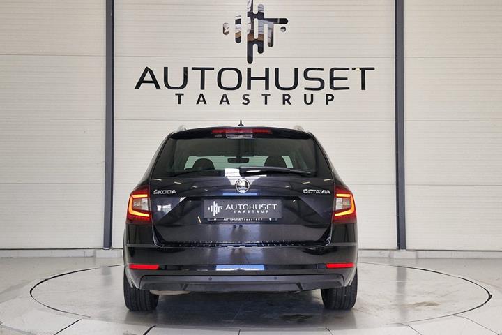 Sort Skoda Octavia fra 2019