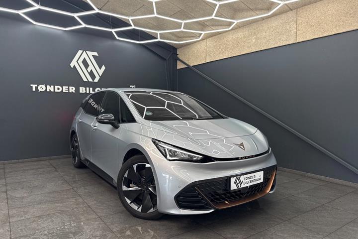Sølv Cupra Born fra 2026 set udefra