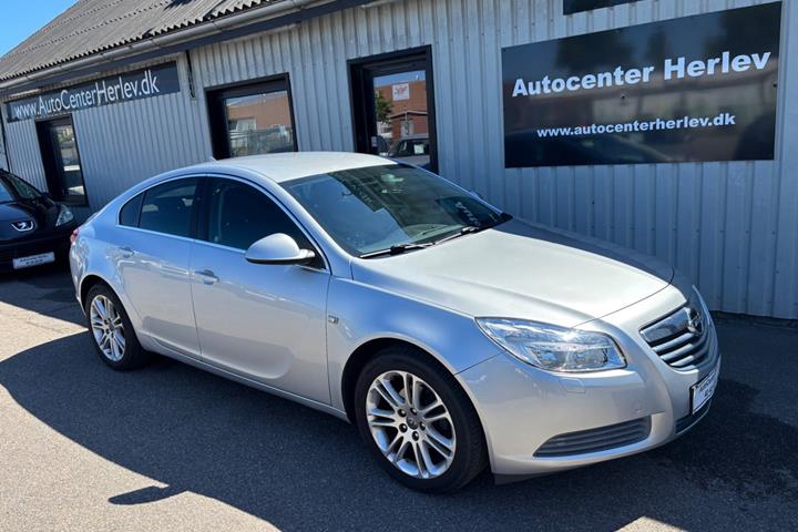 Sølv Opel Insignia fra 2011 set udefra