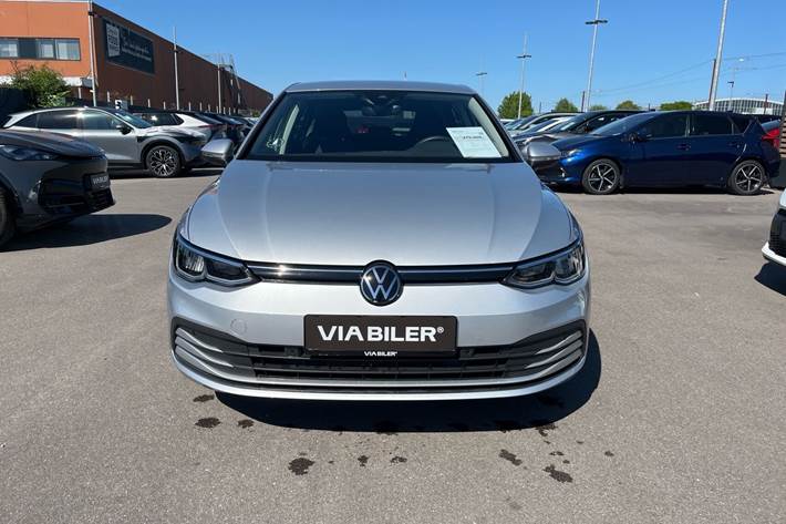 Sølv VW Golf fra 2024