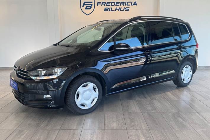 Sort VW Touran fra 2018 set udefra
