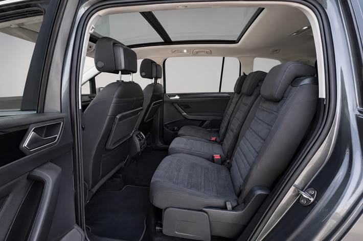 Grå VW Touran fra 2020
