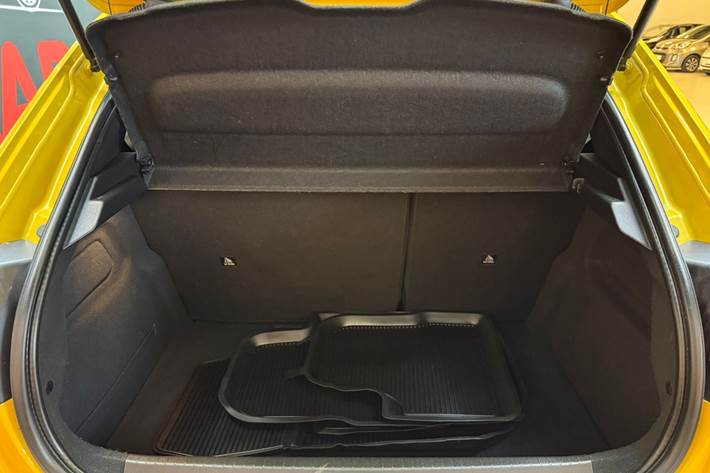 Gul Peugeot 208 fra 2020