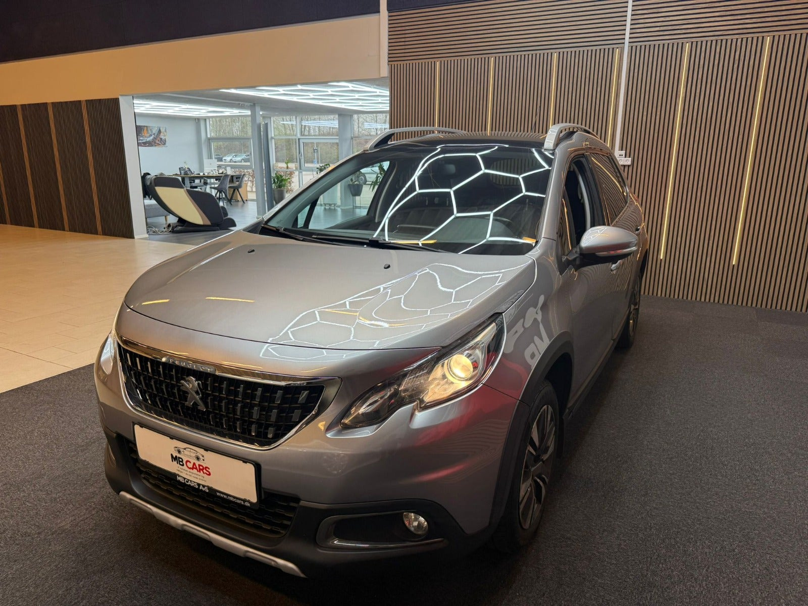 Grå Peugeot 2008 fra 2019