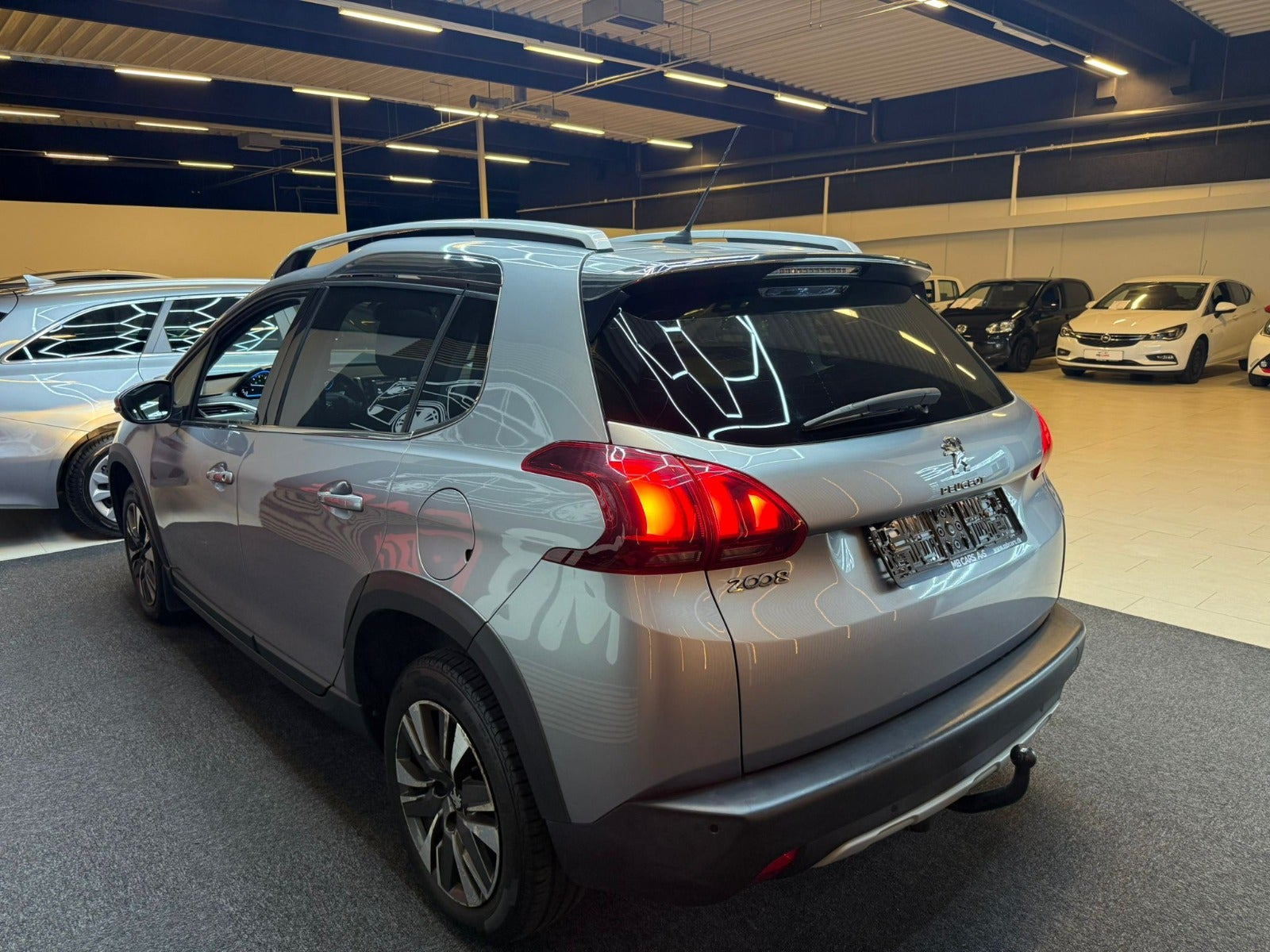 Grå Peugeot 2008 fra 2019