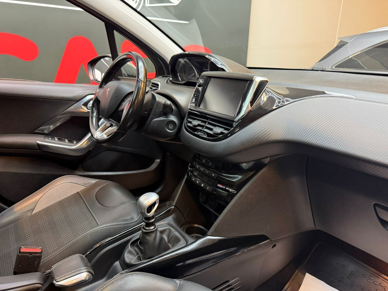 Grå Peugeot 2008 fra 2019