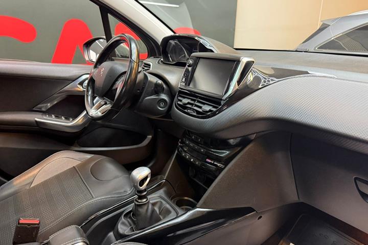 Grå Peugeot 2008 fra 2019