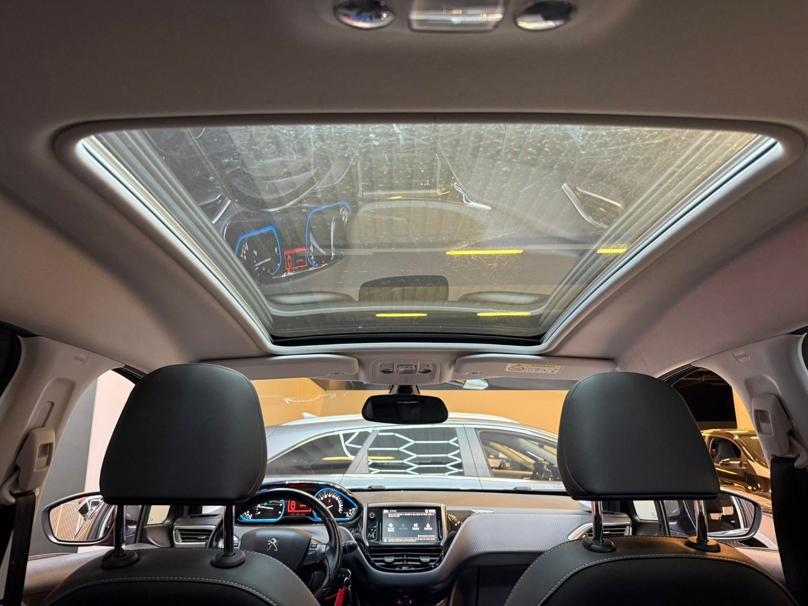 Grå Peugeot 2008 fra 2019