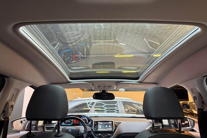Grå Peugeot 2008 fra 2019