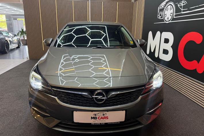 Grå Opel Astra fra 2020