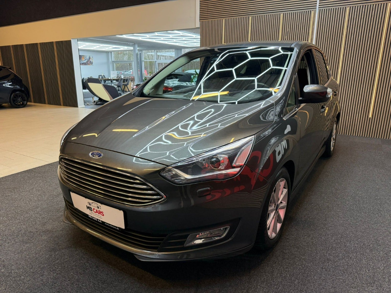Grå Ford C-MAX fra 2015