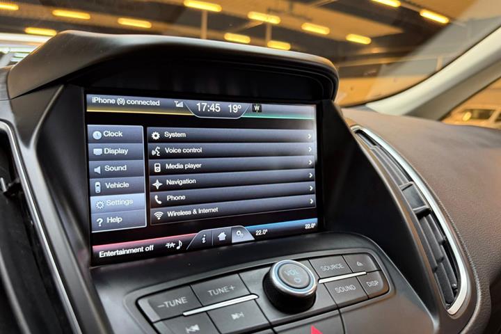 Grå Ford C-MAX fra 2015