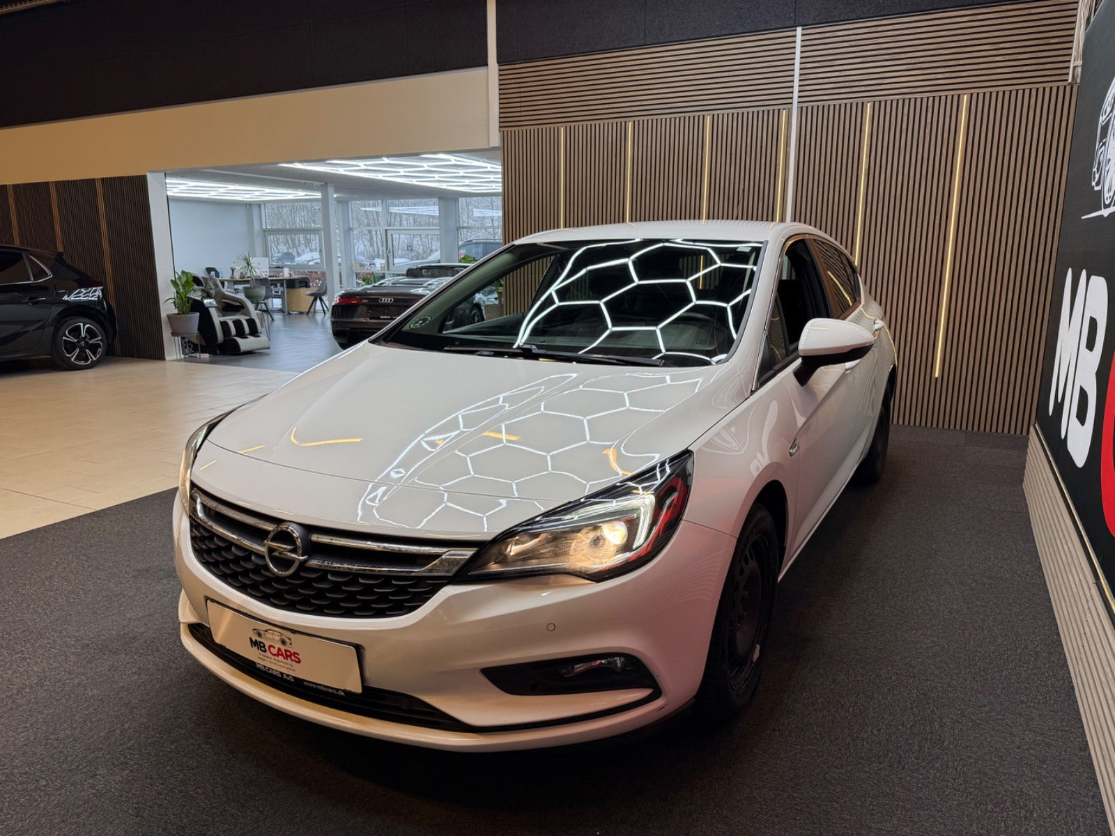 Hvid Opel Astra fra 2019