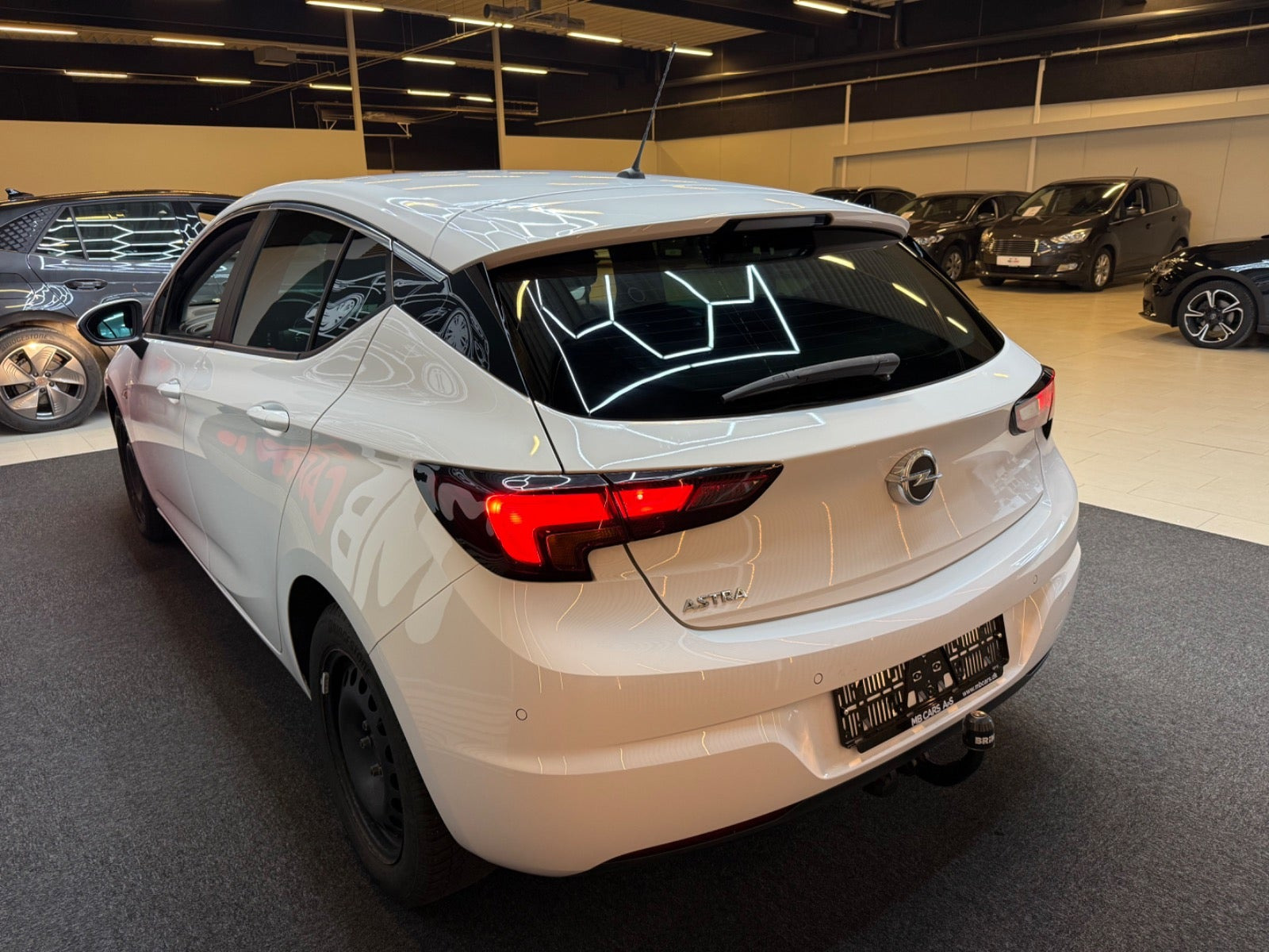Hvid Opel Astra fra 2019