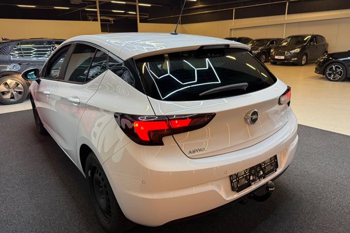 Hvid Opel Astra fra 2019