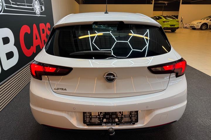 Hvid Opel Astra fra 2019