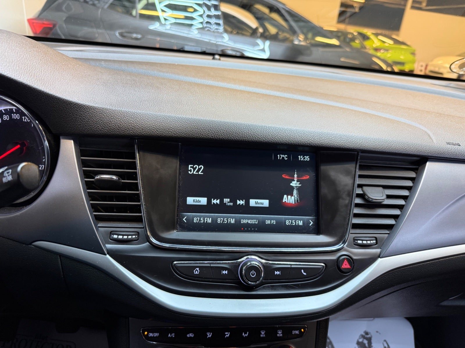 Hvid Opel Astra fra 2019
