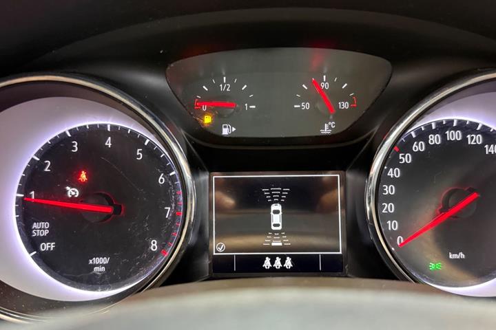 Hvid Opel Astra fra 2019