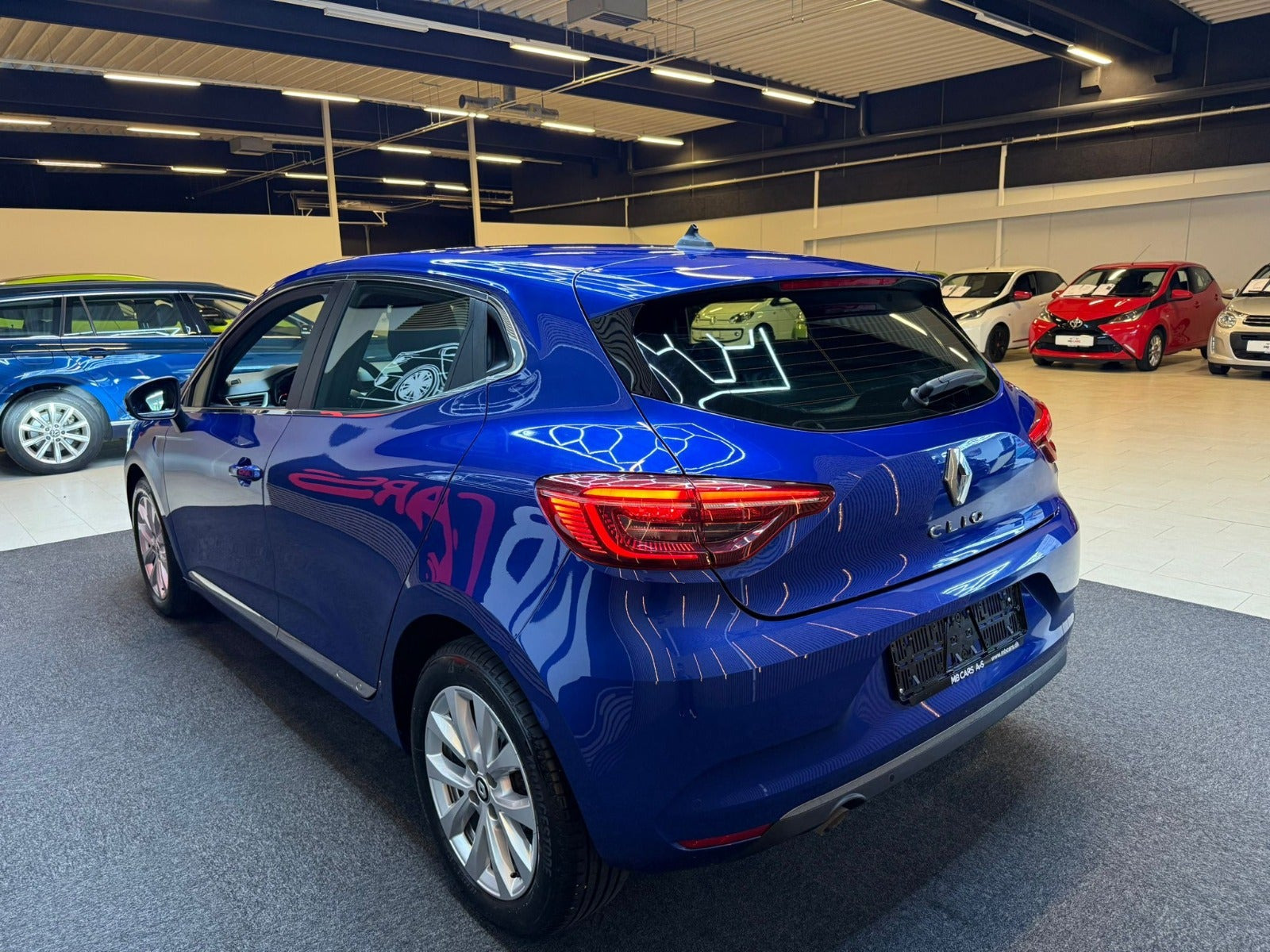 Blå Renault Clio V fra 2021