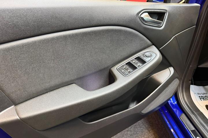 Blå Renault Clio V fra 2021